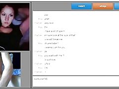 Քաղցր տղա, ի ցույց տալով ծիծիկներ, եւ խորապես ծծում է իր մատը