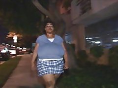 Հսկայական սեւ сучка ստանում առաջ եւ ուտում cumload