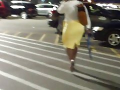 Լայն hips, հասուն խիտ դեղին շրջազգեստ..